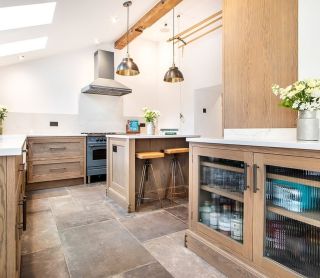 ✨ Moderní, útulné a promyšlené do posledního detailu ✨ Tato nádherná kuchyň od @markjameskitchens je dokončena povrchovou...