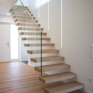 ✨ Nadčasová elegance přímo doma ✨ Představte si první krok do předsíně – a místo obyčejného vstupu vás přivítají schody,...