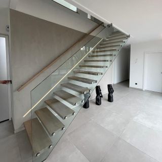 ✨ Schodiště, které mluví samo za sebe. V centru pozornosti září volně plovoucí konzolové schodiště – masivní dřevěné...