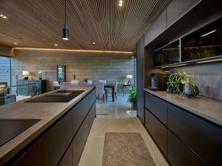 Moderní, dřevem obložené útočiště! Tento moderní dům má v celém interiéru krásné smrkové obložení! Je teplý a příjemný a...