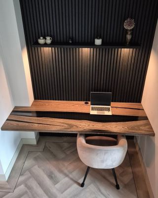 Tento pracovní stůl z dubu a epoxidu od @loofhout vytváří luxusní pracovní prostor v moderním obývacím pokoji. Kombinace s...