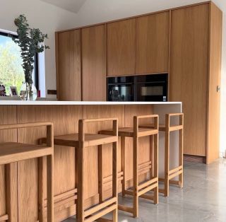 Rovnováha v každém detailu... 🌿 Dubová dýha s Rubio Oil Plus 2C - Smoke 5% dodává prostoru teplo a charakter, zatímco...