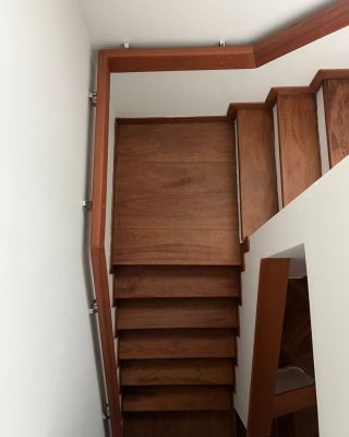 Luxusní schodiště z exotických dřevin korakaspi a jatobu. Chcete zachovat přirozenou barvu dřeva? 👉 Použijte Rubio...