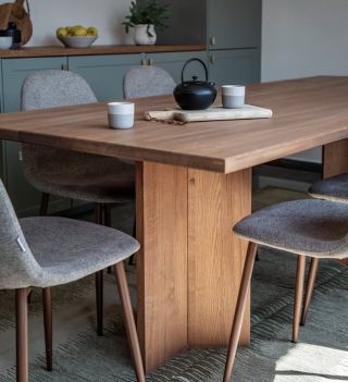 S péčí a vášní vyrobený originál! Masivní dubový stůl od @jumi_decor vyniká svou jedinečnou texturou, poctivým řemeslem a...