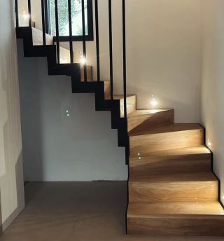 Schodiště na míru ✨ z dubového dřeva, zušlechtěné a chráněné jednovrstvým nátěrem Rubio Oil Plus 2c, odstín Smoke 5 %, aby...