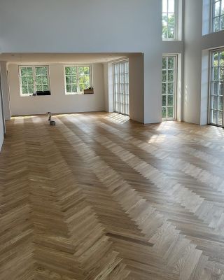 Perfektní renovace @stoak_gulvservice ✨ Tento krásný parket s rybinovým vzorem dostal nový život díky produktu Rubio Oil...