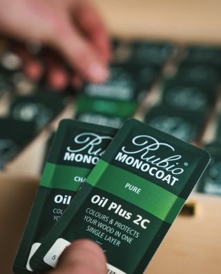 Chcete použít Rubio Oil Plus 2C, ale nevíte, jakou barvu vybrat? 🤔 Naše 6ml kartičky jsou ideální pro vyzkoušení více než...